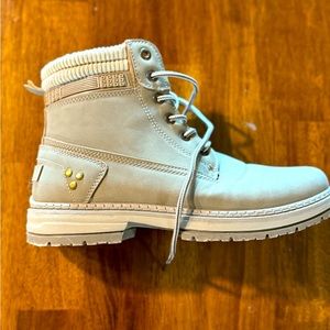 Khaki lace up boots.